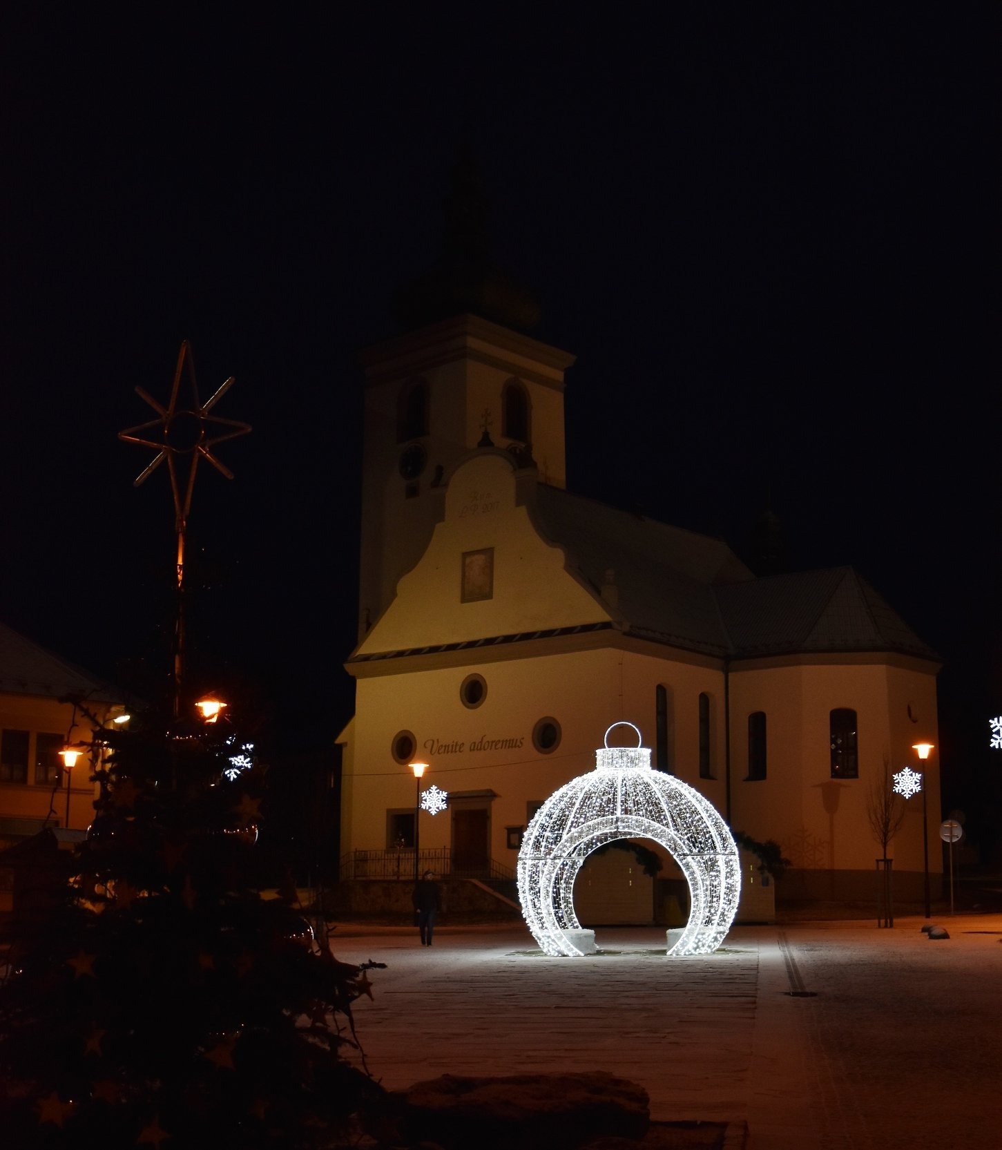 Vánoční koncert ZUŠ, Zvonkový průvod, rozsvícení vánočního stromku a koule 